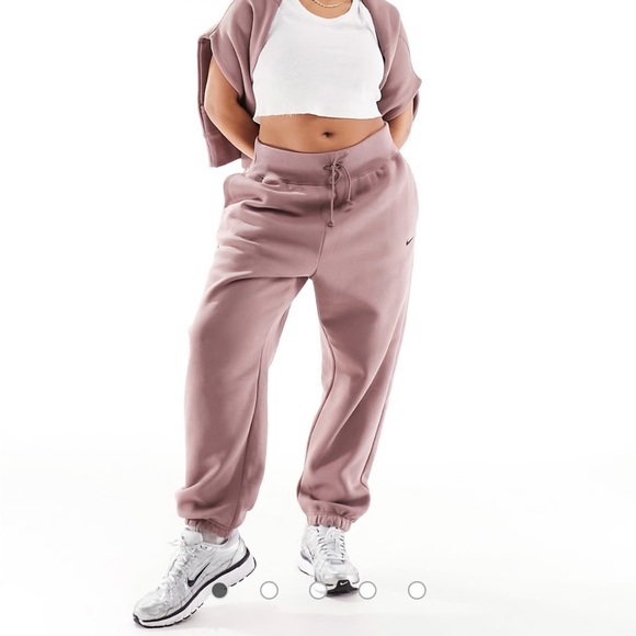 Nike Plus mini swoosh oversized joggers in smokey mauve - Picture 3 of 7
